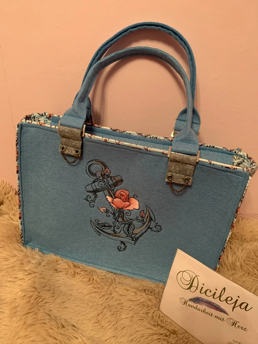 Blaue Filztasche mit Anker und Blume