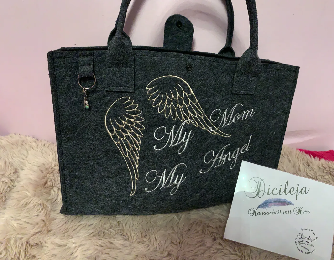 Schwarze Filztasche mit persönlicher Stickerei