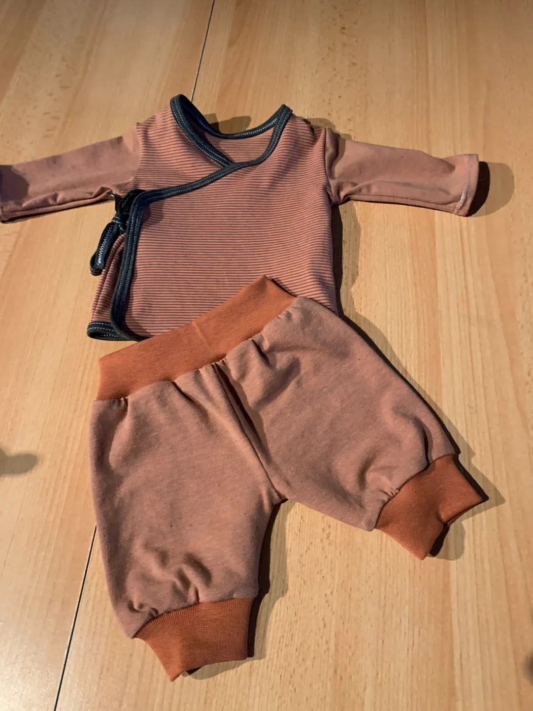 Handgemachtes Baby-Set mit Wickeloberteil und Hose