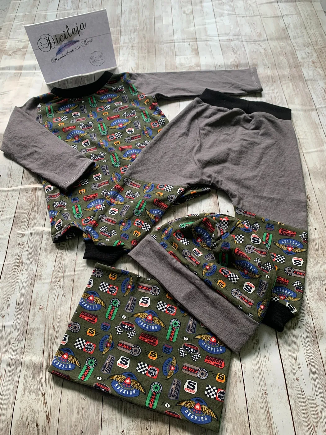Kinder-Set mit Mütze und Schlauchschal