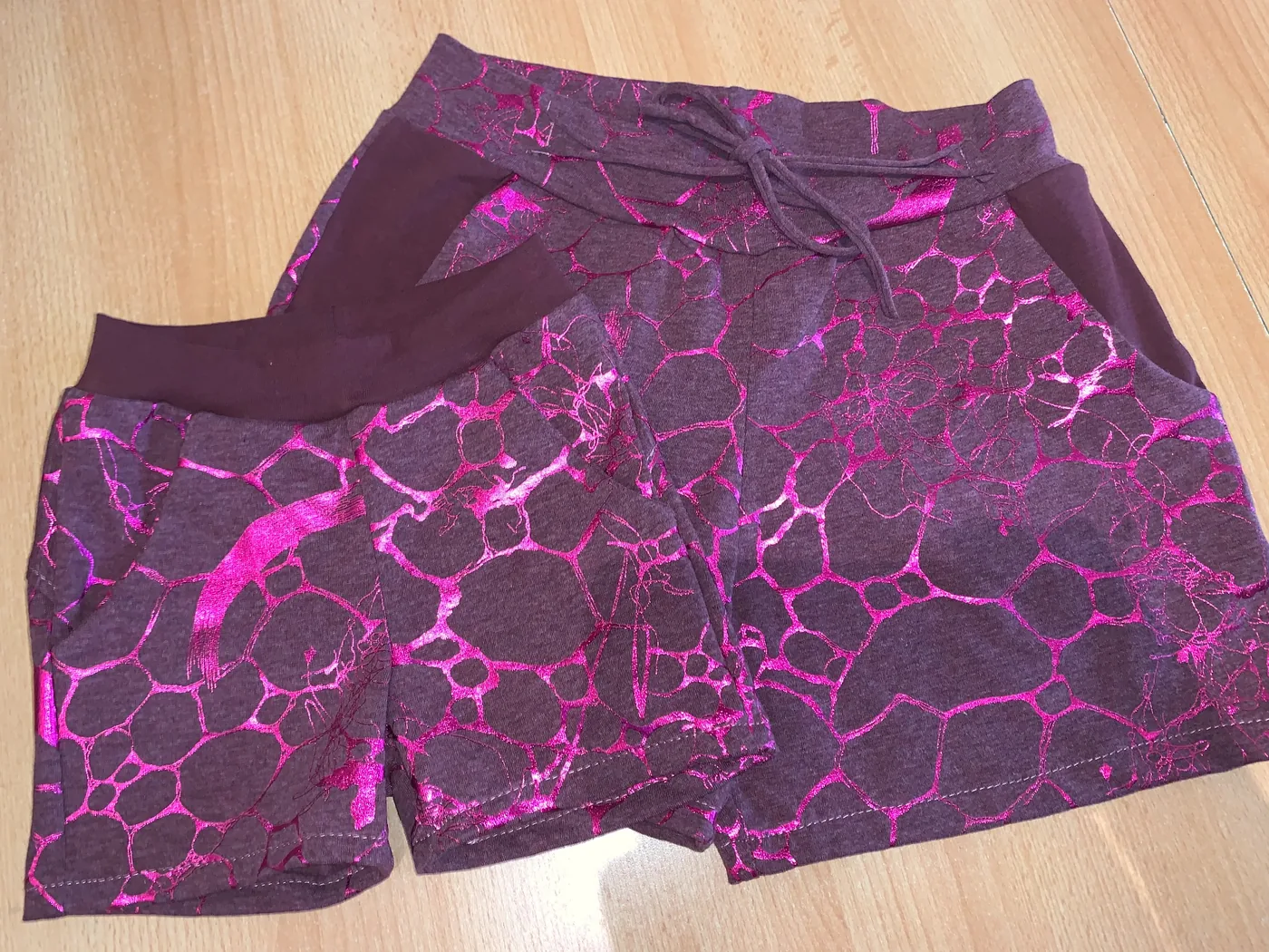 Kurze Hose mit magentafarbenem Muster
