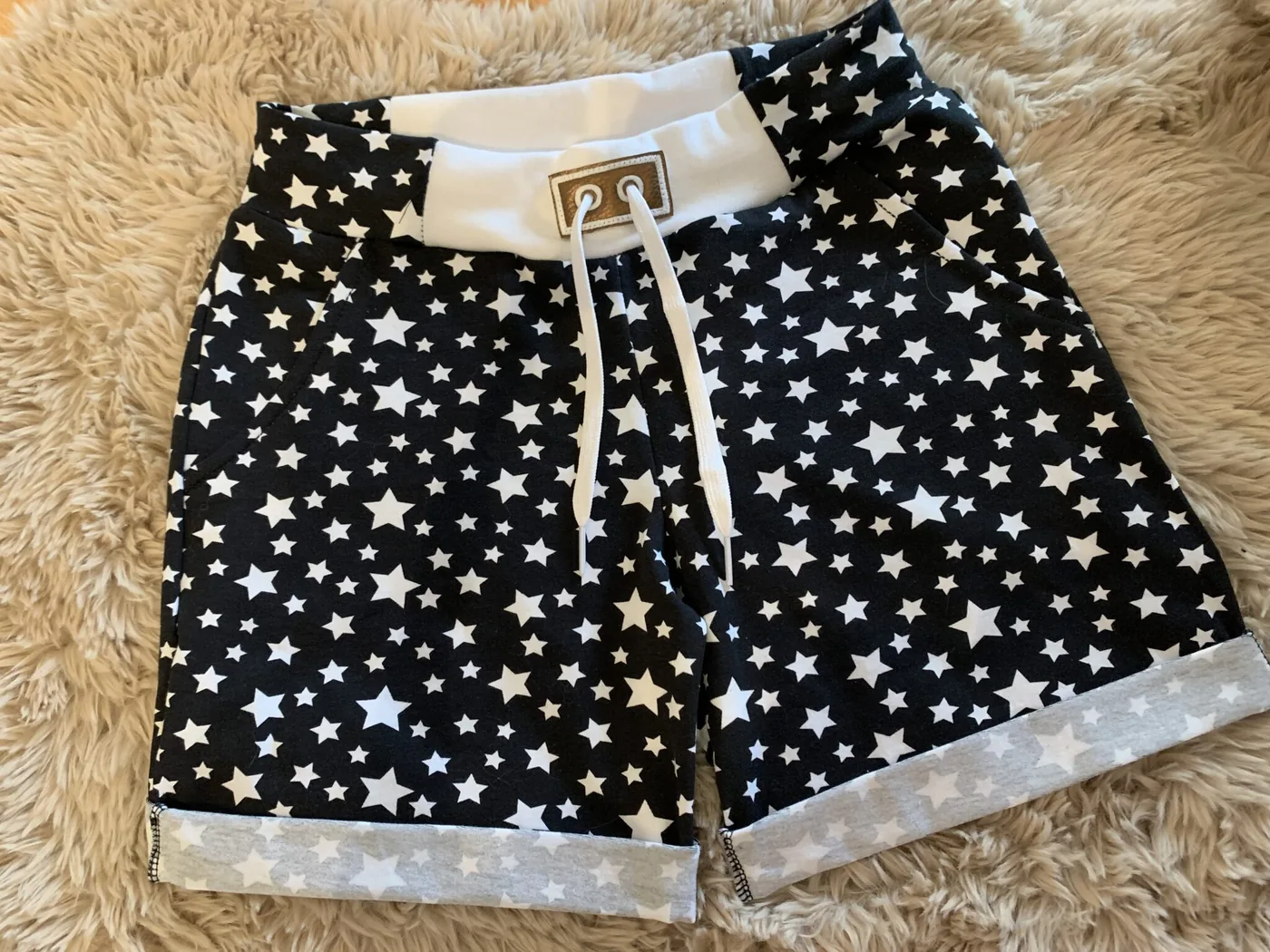Handgenähte Shorts mit Sternen