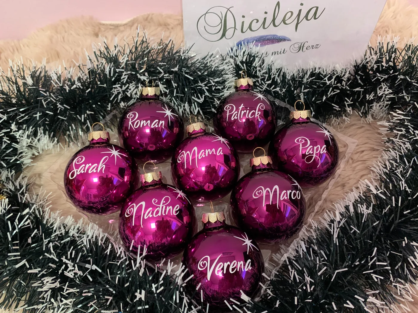 Personalisierte Weihnachtskugeln in Rot